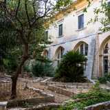 Il pi� grande � articolato in stretti sentieri in pietra...